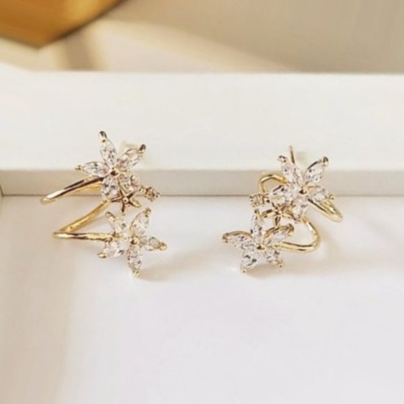 Dainty diamonelle star earrings - Picture 2 of 2